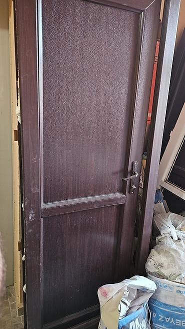 tek yatag: 4 ədəd otaq qapıları. Material taxta, zamok və tac daxildir. 2 ədəd — 4
