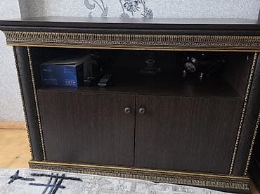 stend: Tek qapili dolab ve televizor altligi satilir birlikde.Her ikisi ela — 3