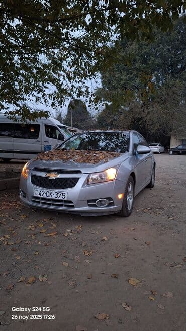 ucuz masnar: Chevrolet Cruze sedan – gümüşü rəng. - Kuzov: 4 qapılı sedan, iri — 2