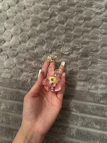 Şəffaf çəhrayı tonlarda, içi parıltılarla bəzədilmiş sevimli ayı — 1