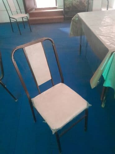 say tedris merkezi: Metal çərçivəyə malik yemək stulu. Stulun oturacaq və arxası yumşaq — 3