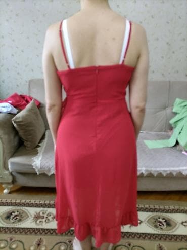 sade donlar: Qırmızı rəngli qadın paltarı - Model: A-kəsimli, wrap-effektli — 3