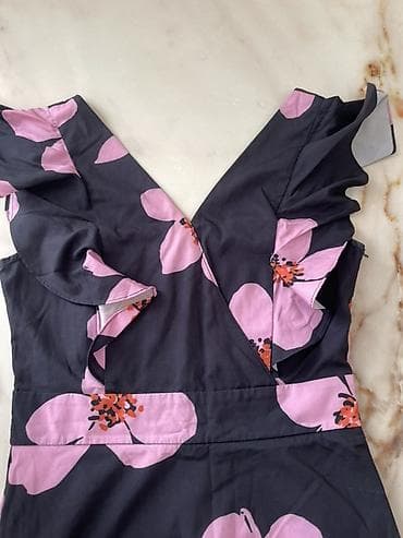 tikilme paltar modelleri instagram: Qara əsaslı, iri çəhrayı çiçək naxışlı qadın donu - Model: V-yaxa — 3