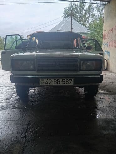 диски на т5: Lada (VAZ) 2107 modeli, ağ rəngdə sedan tipli avtomobil. Avtomobilin — 4