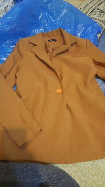 des geyimler: Qadın geyim dəsti 1) Çiçək naxışlı don - Üst hissə: qara rəng, 3/4 — 3