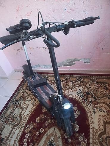 Электросамокаты: Elektrik skuter – oturacaqlı, yığcam şassi Xüsusiyyətlər: - Oturacaq — 3