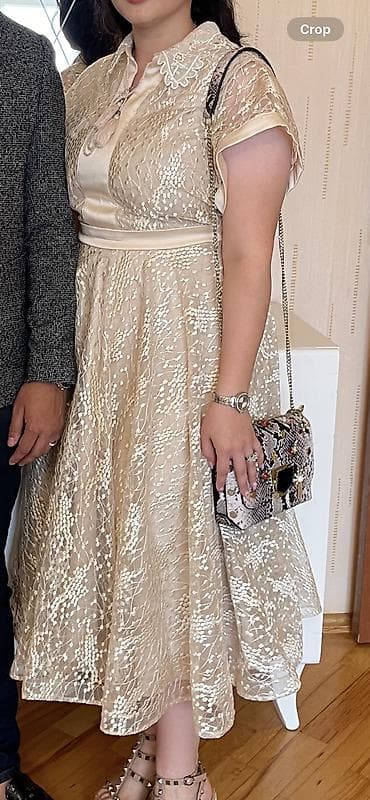 toy dekoru: 42-44 olcuye gedir Yaxalıq hissəsi və beli kəmərli, qısa qollu qadın — 1