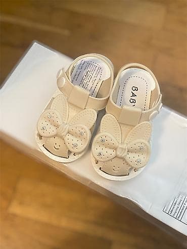 Uşaq sandal/ayakkabı - Rəng: krem/bej - Model: ön hissədə iri kəpənək