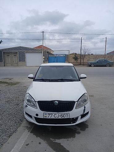 pirus satisi: Skoda Fabia hatchback - Kuzov: 5 qapılı, ağ rəng - Mühərrik: benzin — 1
