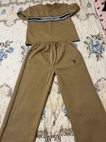 S razmer geyinilmeyib satılır 25 azn