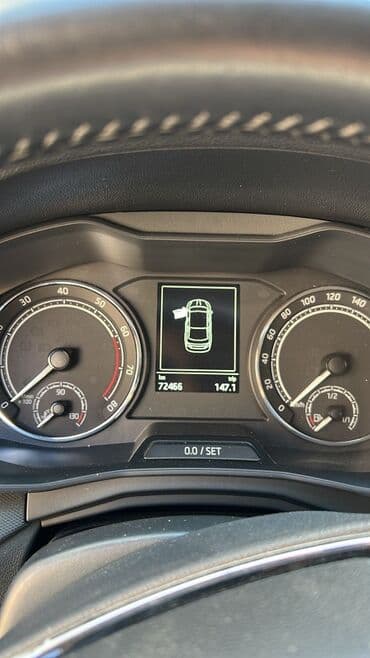 ucuz aftamabil: Skoda Rapid, qara rəng, sedan gövdə. Texniki və komfort — 9