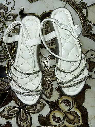 Ağ qadın sandal modeli Sadəcə 1 dəfə geyinmişəm. Razmer: 38 lalafo.az -da Ağ qadın sandal modeli Sadəcə 1 dəfə geyinmişəm. Razmer: 38