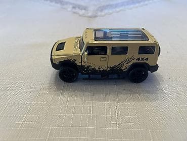 Portağal və qara rəngli, off-road dizaynlı oyuncaq avtomobil. Bu — 8