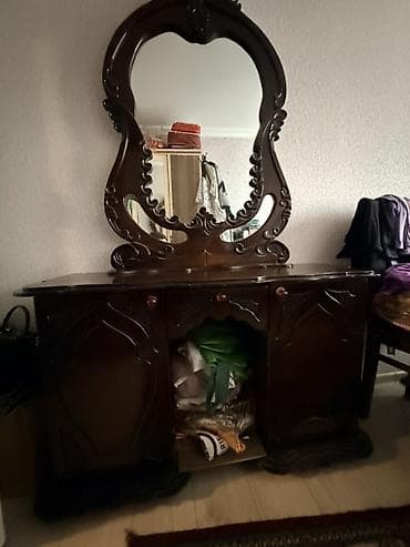 acar dəsti: Klassik üslubda taxta tualet masası və güzgü komplekti. - Material — 3