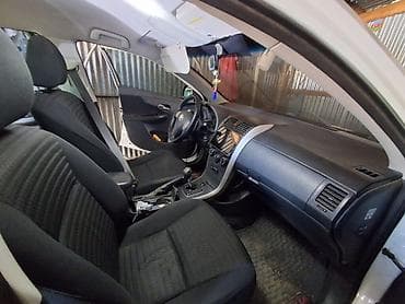 toyota corolla universal: Toyota Corolla sedan - Korpus: 4 qapılı sedan, ağ rəng - Nəsil — 9