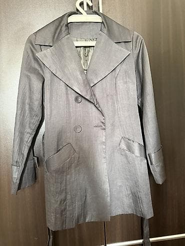 Gümüşü-boz rəngdə qadın trenchcot . Nazik materialdır. Heç bir defekti