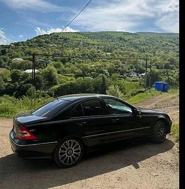 audi a6 2000: Mercedes-Benz C 240: 2.4 l | 2000 il Sedan — 3