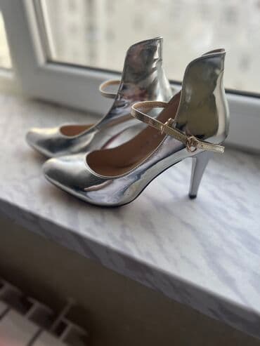 женские толстовки на молниями: Туфли, Размер: 39, цвет - Серебристый, Б/у — 2