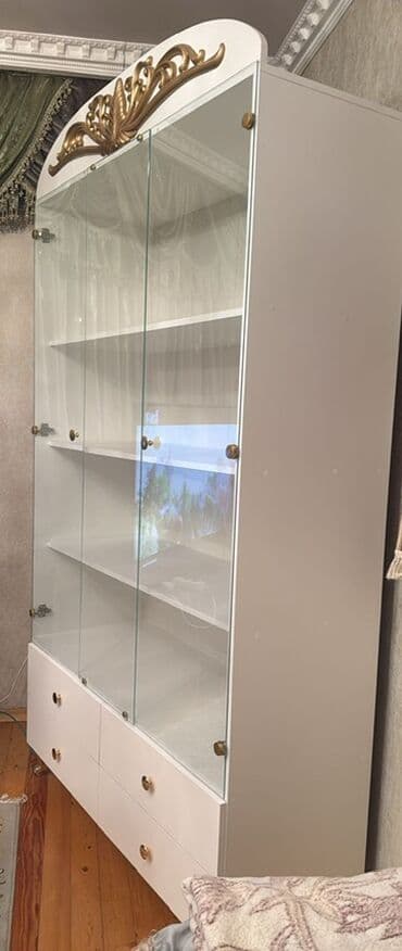 Rəf vitrinləri: Şüşəli dolab vitrini, Yeni — 2