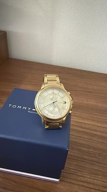 Şəxsi əşyalar: Tommy Hilfiger qol saatı – qızılı rəng - Korpus və bilərzik — 1
