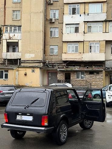 qara niva sekilleri: LADA Niva 3 qapılı SUV - Kuzov: 3 qapılı, qara rəng, arxa şüşə — 7