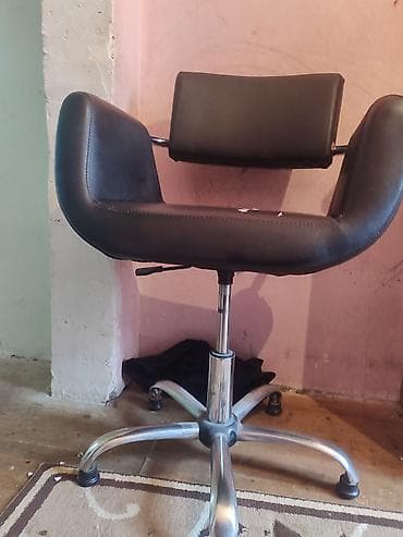 manikur kreslo: Salon kreslosu – qara rəng, QİYMƏTİ 45m. yumşaq süni dəri oturacaq və — 2
