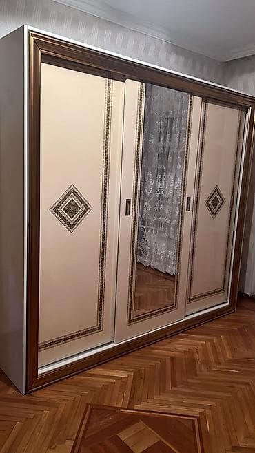 ayna qapi: Malaziya mebel şkafıdır. Vəziyyəti yaxşıdır. Üç qapılı sürgülü paltar — 2