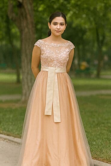 Zərif, şaftalı rəngli uzun ziyafət/gecə paltarı. - Üst hissə: güpür