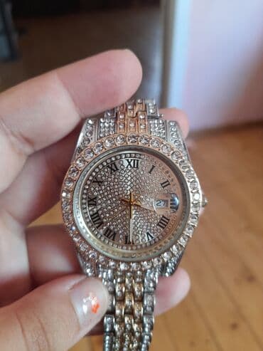 Bəzəkli kvars mexanizmli, dairəvi formalı kristal saat. Roma rəqəmləri lalafo.az -da Bəzəkli kvars mexanizmli, dairəvi formalı kristal saat. Roma rəqəmləri