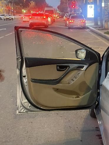 hyundai ix35: Hyundai Elantra: 1.6 l | 2011 il Sedan — 5