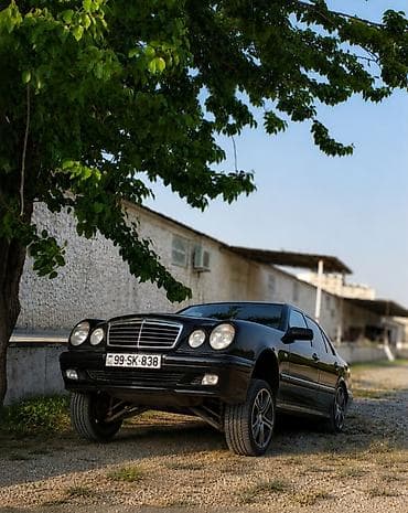 015 diskleri: VAZ 2107, qara rəng. Klassik sedan kuzov, xrom detallarla. Arxa — 2