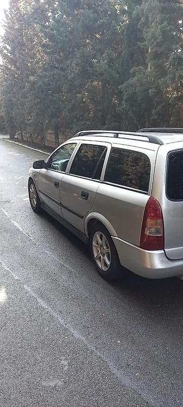 Opel Astra Caravan (universał) – gümüşü rəngli, 5 qapılı ailə və