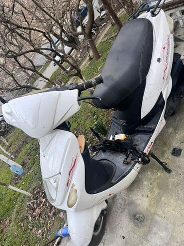скутеры в баку: Ağ rəngli şəhər skuteridir. Geniş və rahat iki nəfərlik oturacaq, arxa — 1