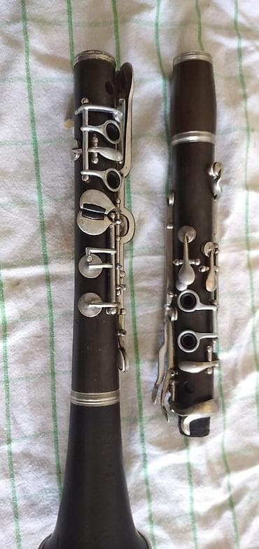 Gitaralar: Klarinet – 2 hissəli korpus və metal mexanizmlər - Alət: Klarinet — 2