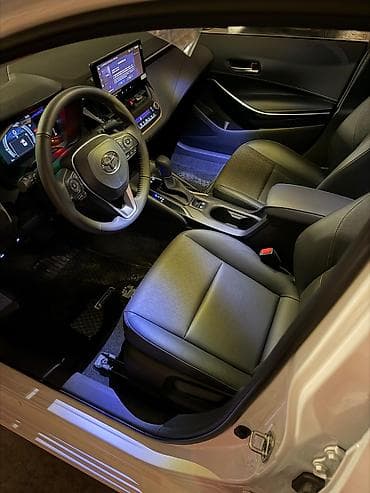 zaz sens: Toyota Corolla: 1.8 l | 2025 il Sedan — 4
