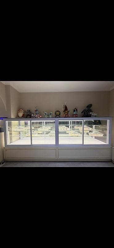 vitrin xolodelnik: 699₼ quru Şirniyyat vitrini satılır Uzunlugu 345 sm Hundurluyu 145 — 1