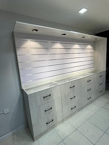 Готовый бизнес: Стеклянная витрина-шкаф — 1