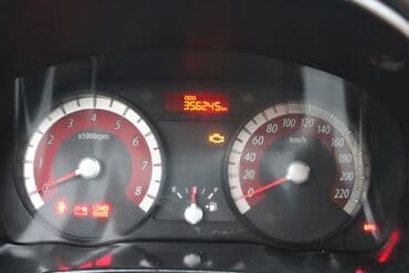 15 disklər: Kia Rio hatchback – gümüşü rəngdə, 5 qapılı şəhər avtomobili. Xarici — 8