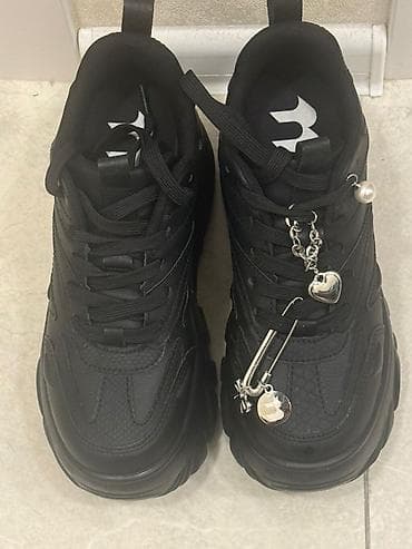 Qara rəngli qalın altlı idman ayaqqabısı - Rəng: tam qara - Dizayn