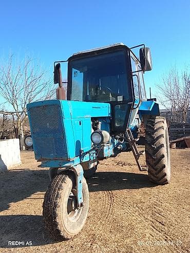 Mavi rəngli tək ön təkərli traktor Xüsusiyyətlər: - Kabinli, geniş ön