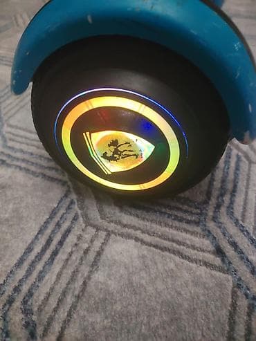 Öz-özünə tarazlaşan elektrikli skuter (hoverboard), mavi korpusla
