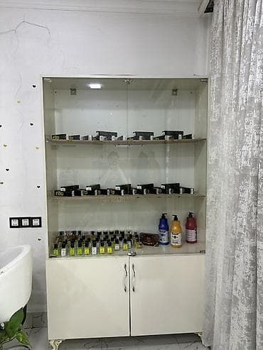 Şüşə vitrinli kosmetik məhsullar dəsti - Məhsullar: müxtəlif ətirlər