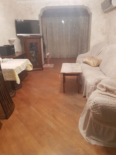 kiraye ayliq: Evin 2 otağı tələbələrə kirayə verilir. Ev təmirli quru və təmizdir. 4 — 4