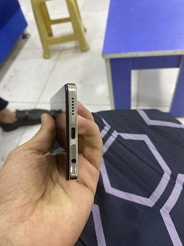 philips xenium 9@9h: Tecno Spark, rəng - Qızılı — 5