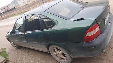 07 ucuz: Opel Vectra sedan, tünd yaşıl rəng. Benzinlə işləyən, ön ötürücülü, 4 — 2