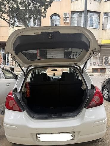 Avtomobil satışı: Nissan Tiida hatchback – ağ rəng, 5 qapı, şəhər üçün rahat və iqtisadi — 10