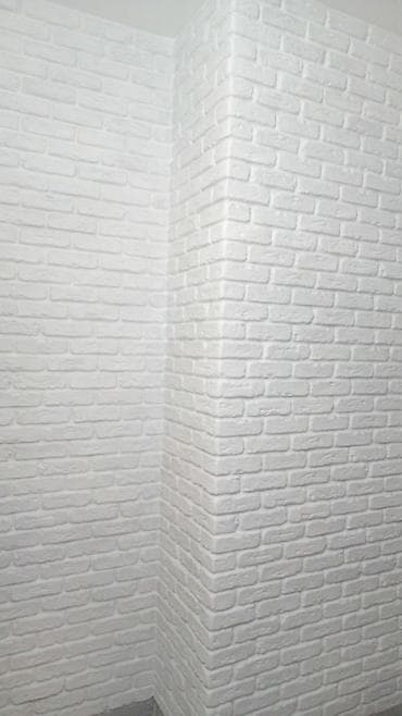 can eti: Ağ rəngdə, kərpic divar örtüyü. Otağa müasir və səliqəli görünüş — 1