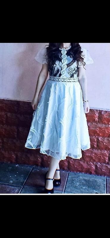 qızıl zinət əşyaları: Ağ rəngli zərif ziyafət/libas - Model: midi uzunluqlu, arxa hissəsi — 1