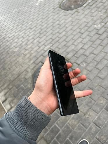 iphone 8 plus satilir: Smartfon – tam ekranlı, nazik çərçivəli, yaşıl-qara tonlu korpus — 3