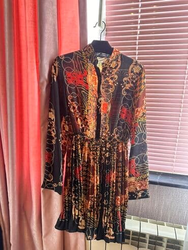 qadın ucun donlar: Qadın paltarı – uzunqol, boğazı balaca stendlidir. Qara əsas fon — 1